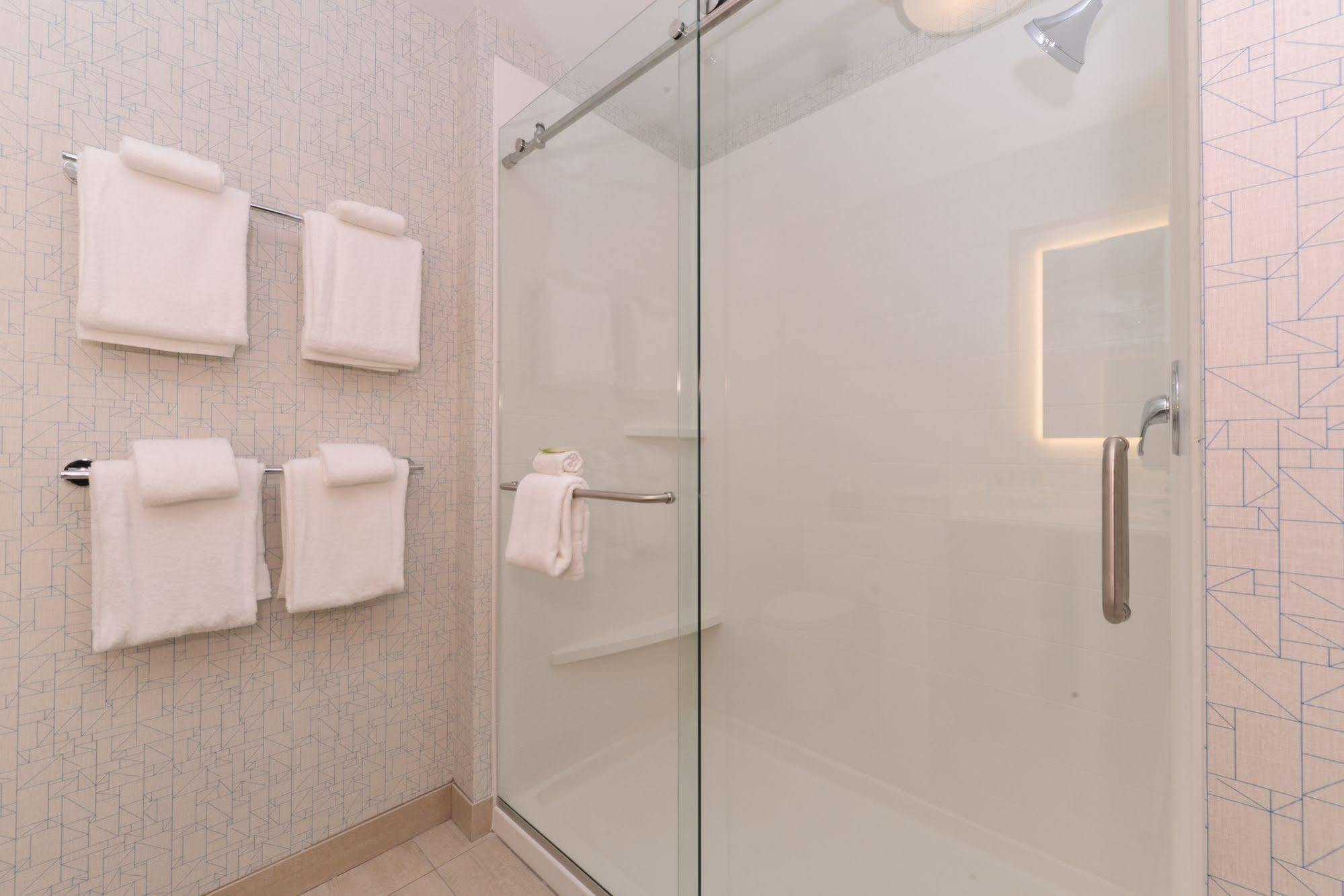 Holiday Inn Express & Suites - St. Petersburg - Madeira Beach By Ihg Hotel 3*