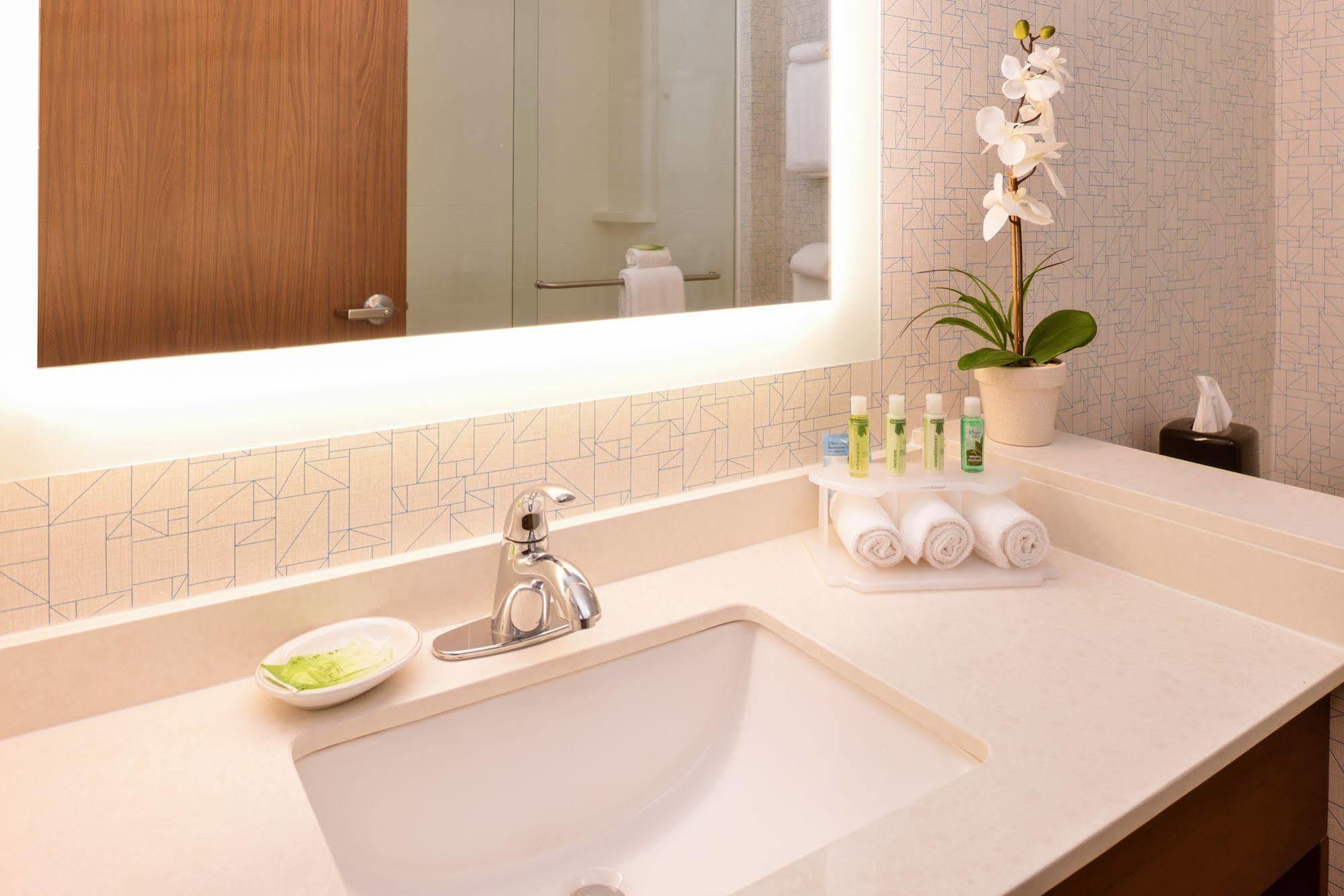 Hotel Holiday Inn Express & Suites - St. Petersburg - Madeira Beach By Ihg